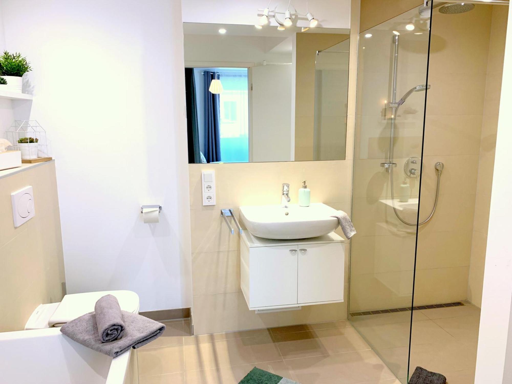 Appartamento Moderne Mit Bodentiefer Dusche, Waschmaschine Und Kueche - 