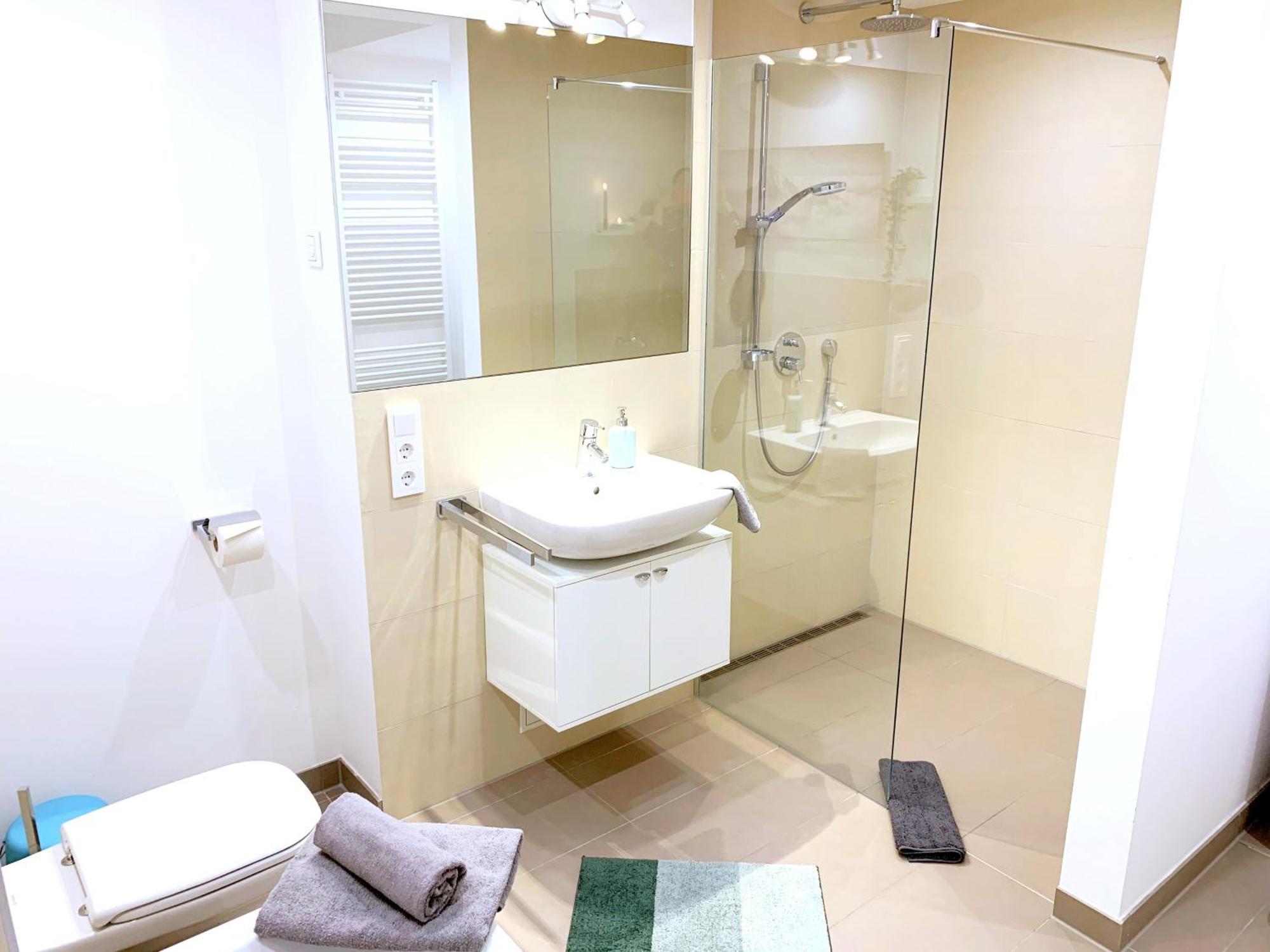 Appartamento Moderne Mit Bodentiefer Dusche, Waschmaschine Und Kueche - 