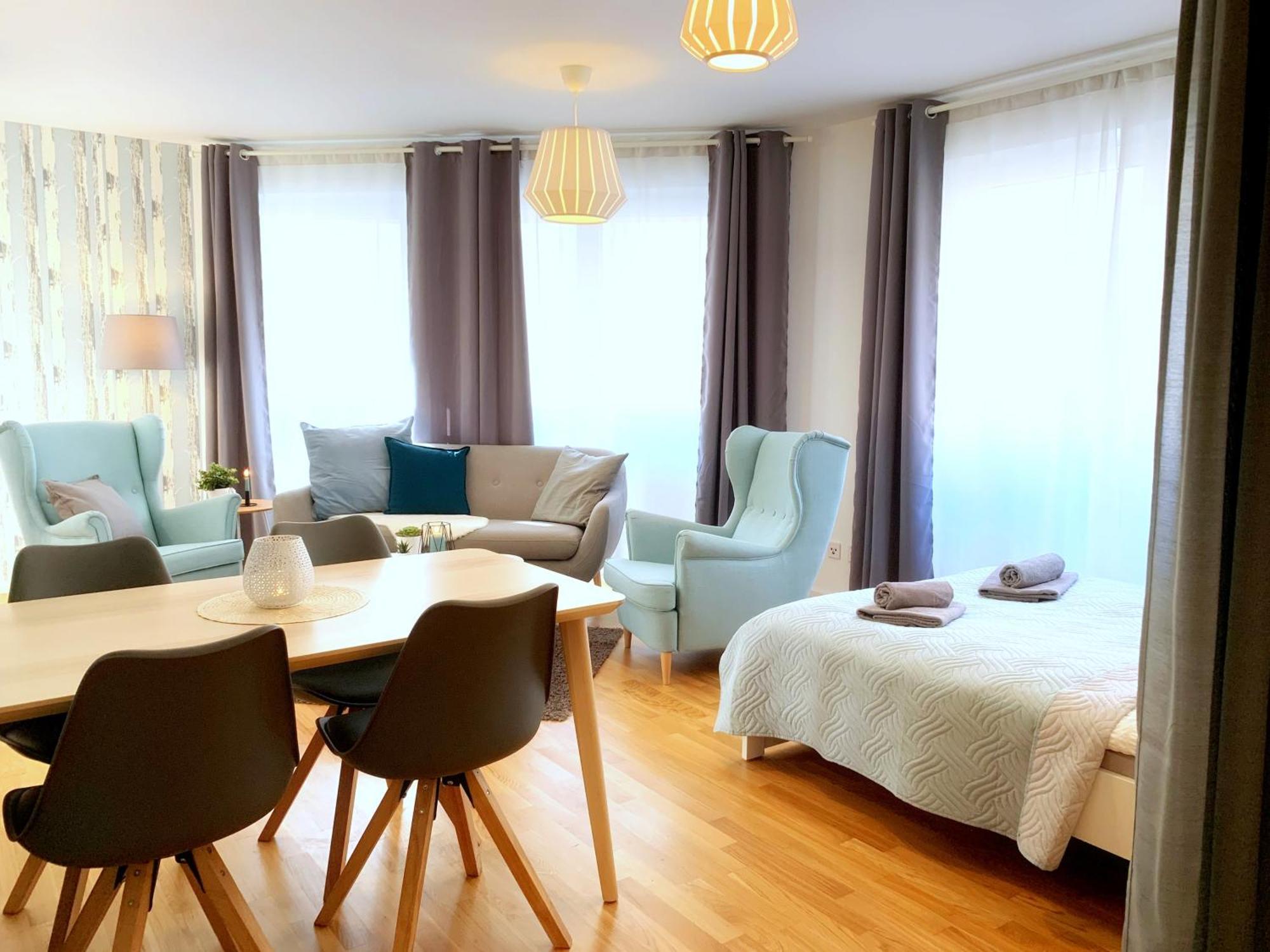 Moderne Mit Bodentiefer Dusche, Waschmaschine Und Kueche - 