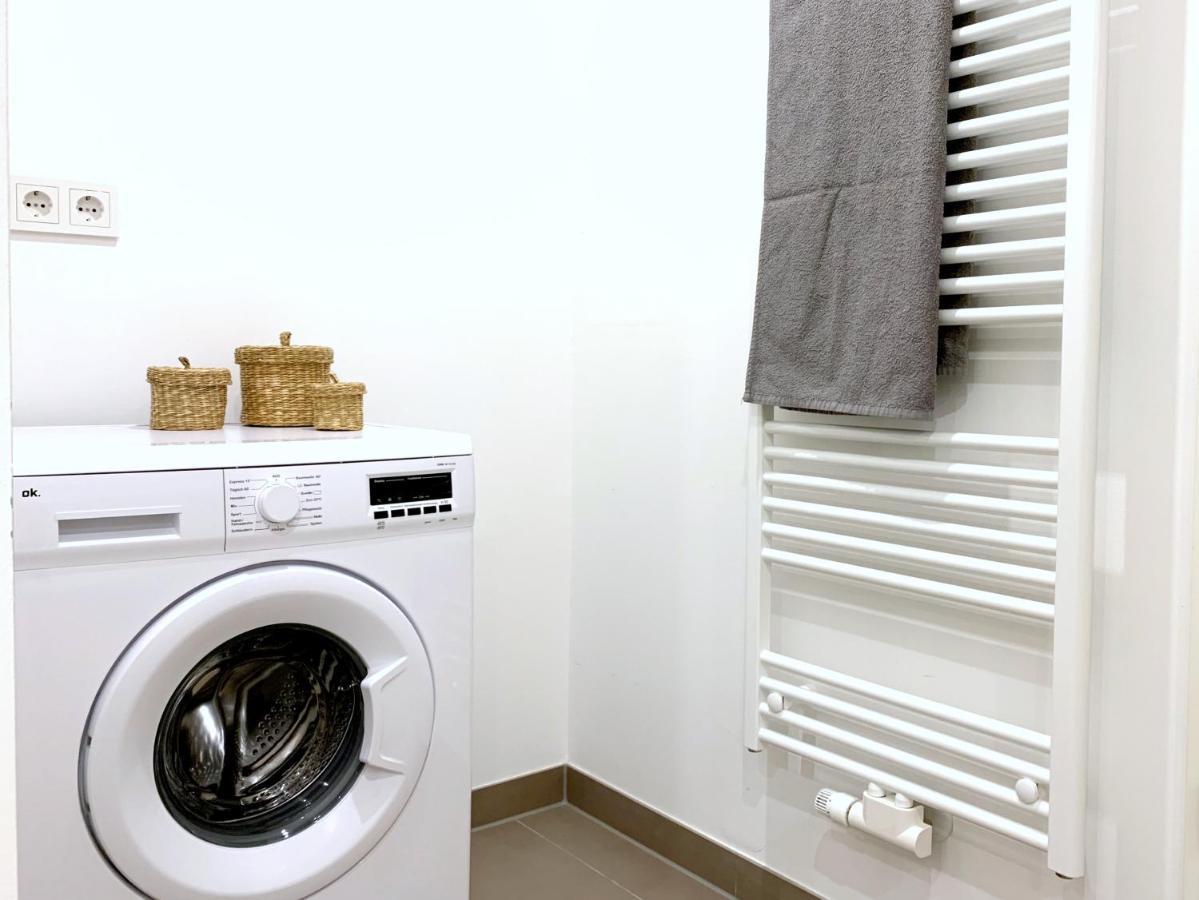 Moderne Mit Bodentiefer Dusche, Waschmaschine Und Kueche - 