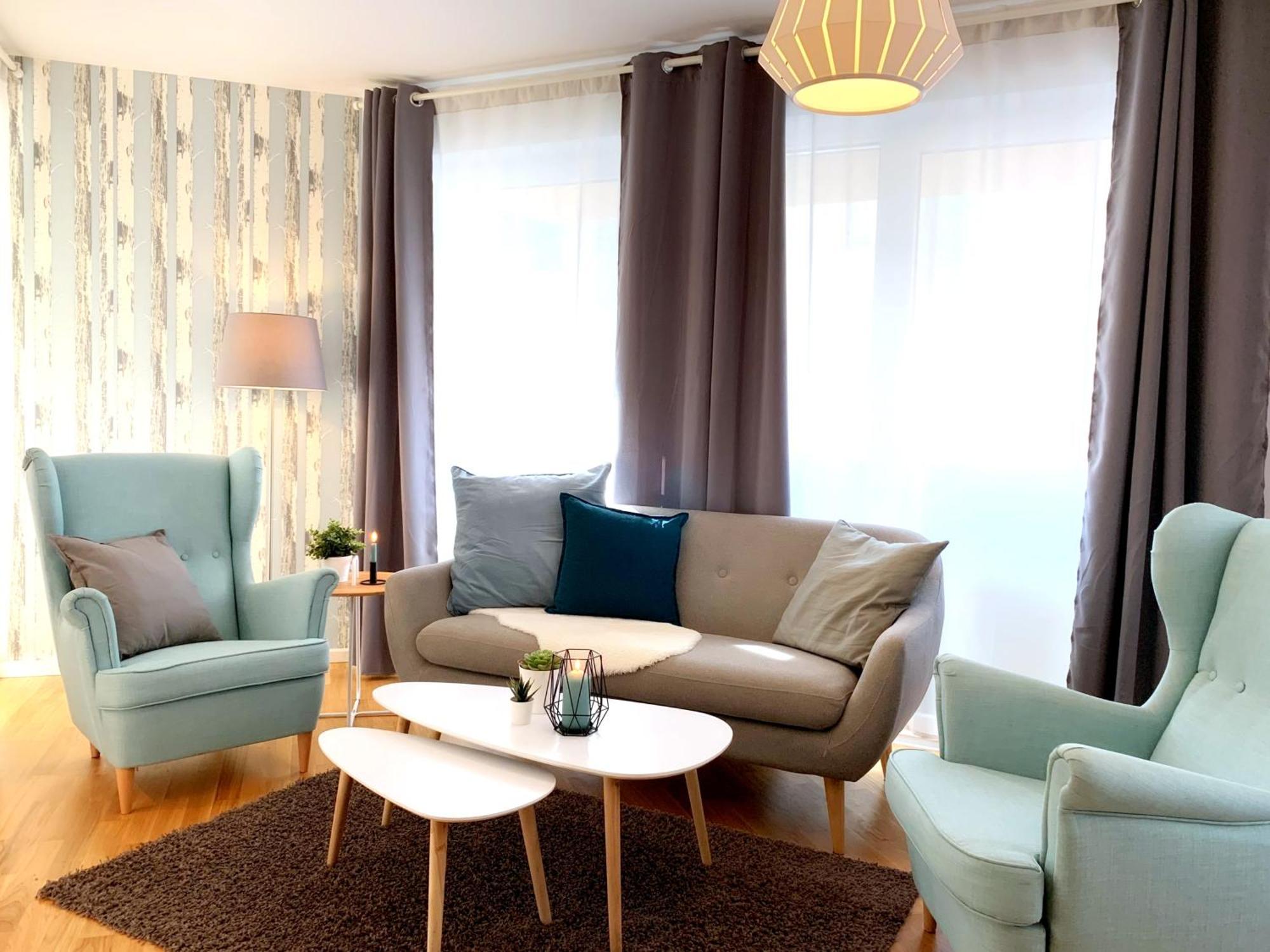 Moderne Mit Bodentiefer Dusche, Waschmaschine Und Kueche - 